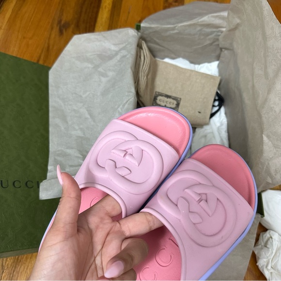 Gucci WOMEN'S SLIDE SANDAL WITH INTERLOCKING G - Picture 5 of 9